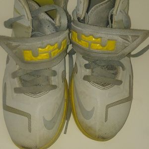 Nike Lebron Youth Sneaker